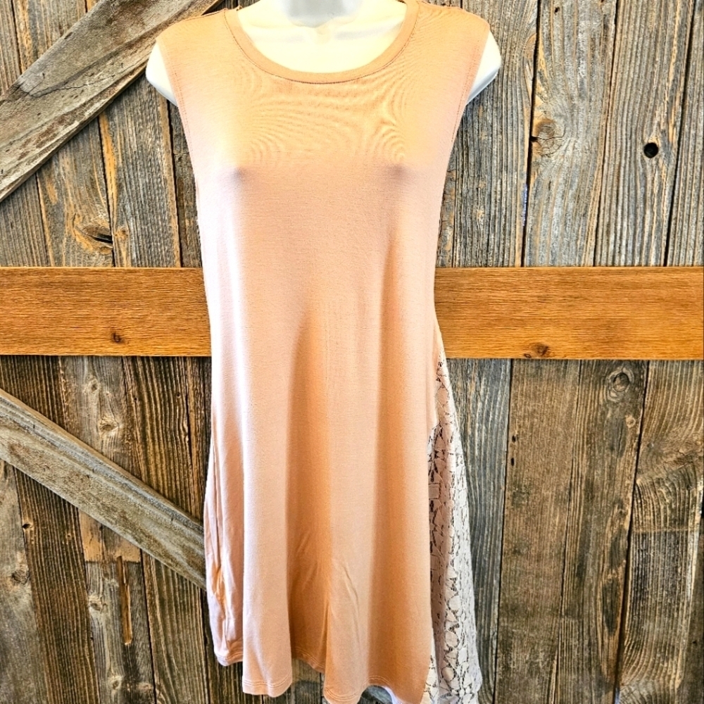 LOGO Layers M Tan Lace Accent Stretchy Bouncy Asymetrical Bottom Tunic Tank EUC